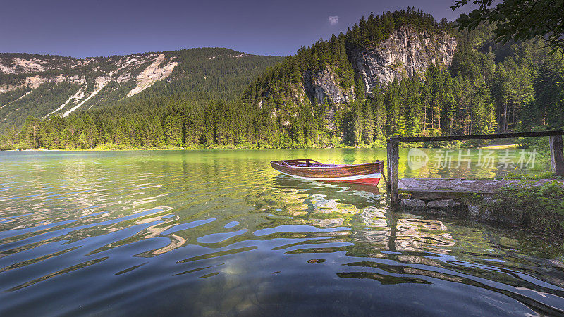 休闲船在高山湖Tovel - Trentino alto adige, Dolomites -意大利